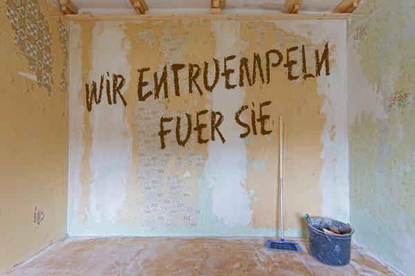 Entr&uuml;mpelung in Berlin mit besenreiner &Uuml;bergabe