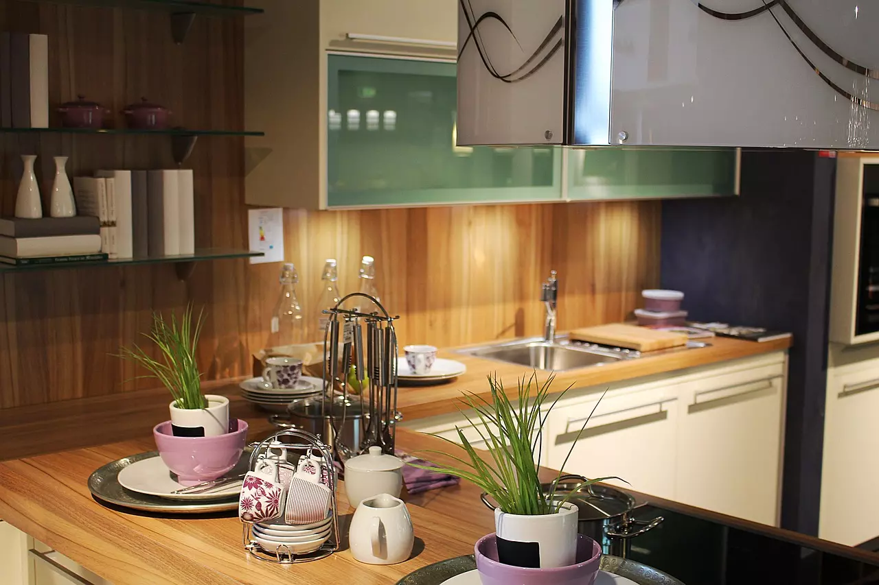 kitchen-728718_1280 Wer baut Küchen ab und wieder auf?